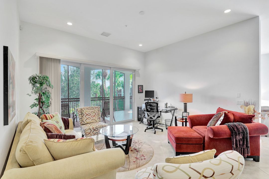 9243 Tesoro Ln #204, Naples, FL 34114