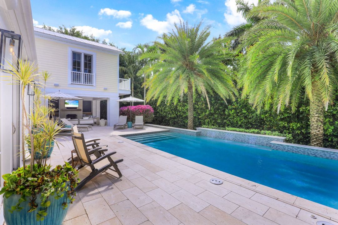 154 4th Ave N, Naples, FL 34102