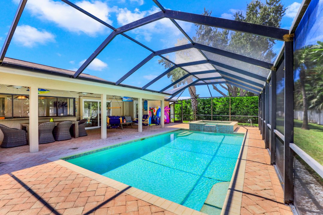 10430 Windsor Way, Naples, FL 34109