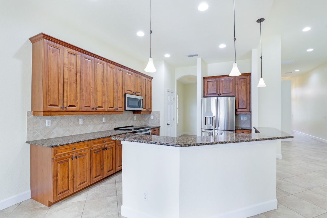9176 Quartz Ln, Naples, FL 34120