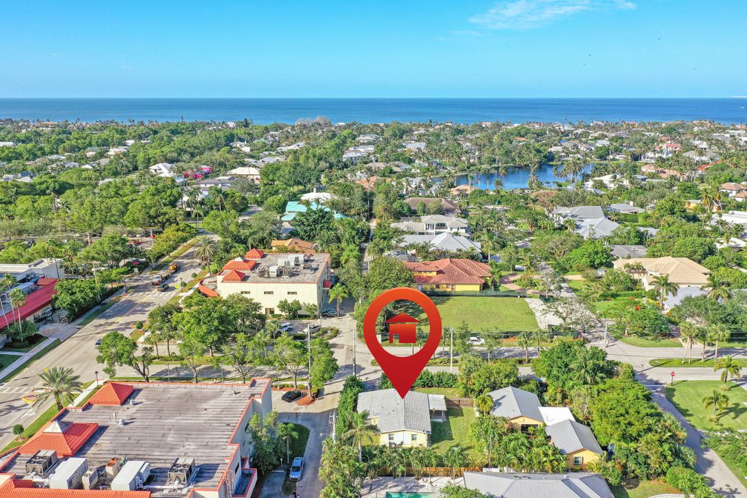 476 7th St N, Naples, FL 34102