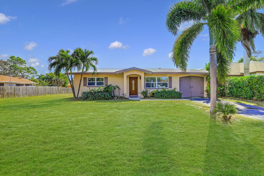 658 97th Ave N, Naples, FL 34108