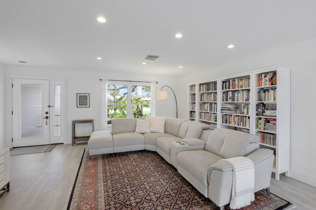 1010 Nottingham Dr, Naples, FL 34109