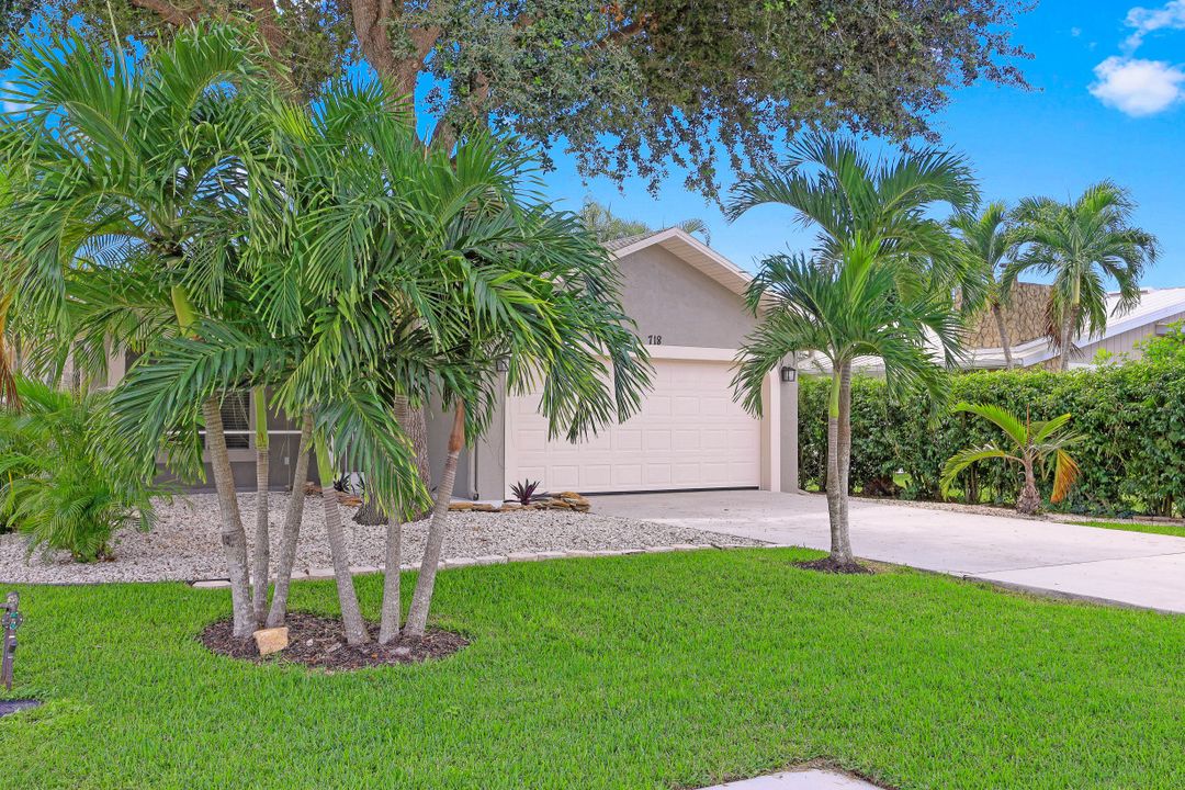 718 95th Ave N, Naples, FL 34108