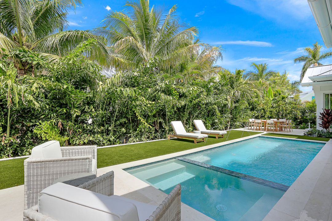 1040 2nd St S, Naples, FL 34102