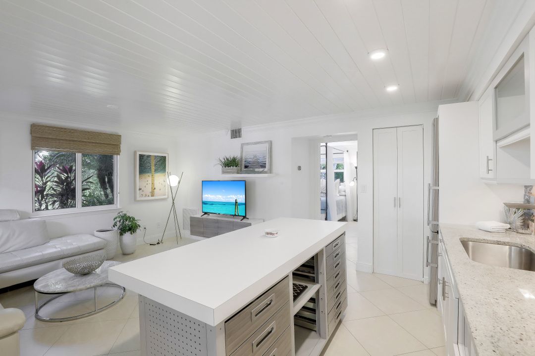 960 7th St S #101, Naples, FL 34102