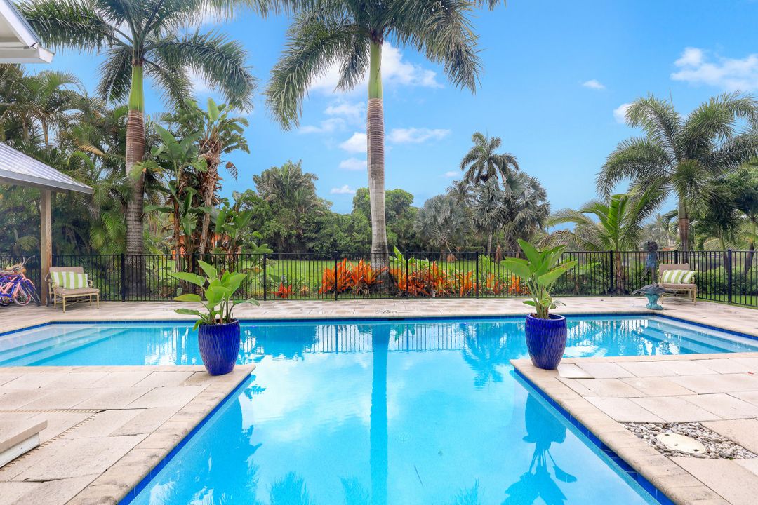 572 7th Ave N, Naples, FL 34102