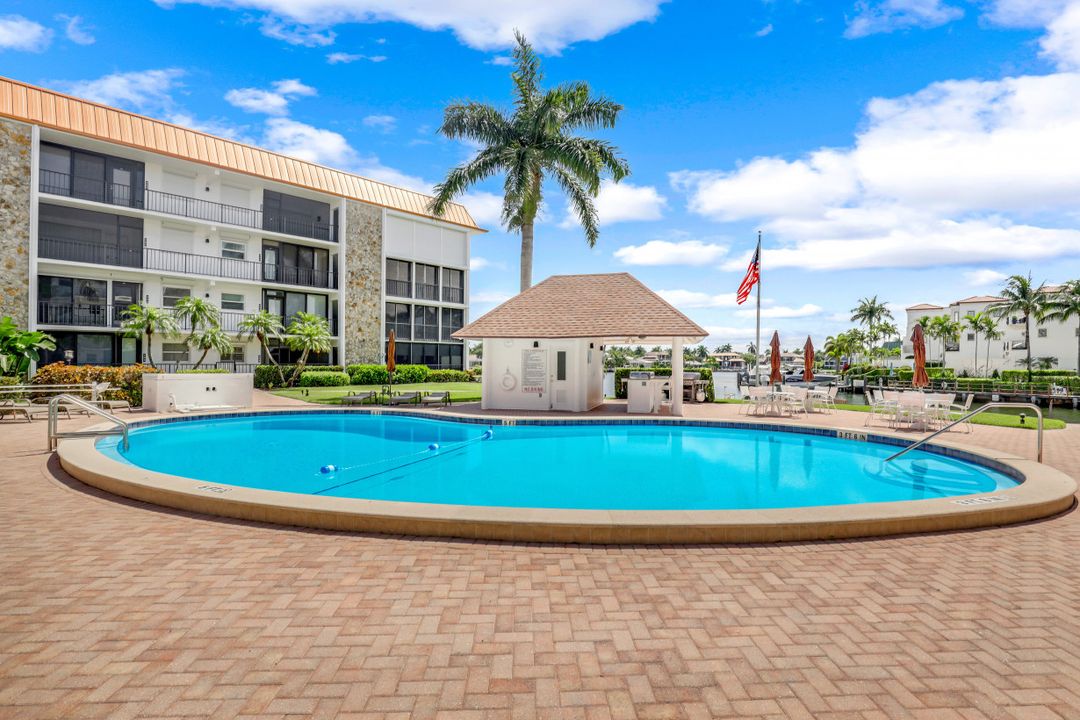 2900 Gulf Shore Blvd N #102, Naples, FL 34103