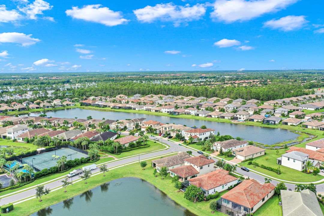 9256 Woodhurst Dr, Naples, FL 34120