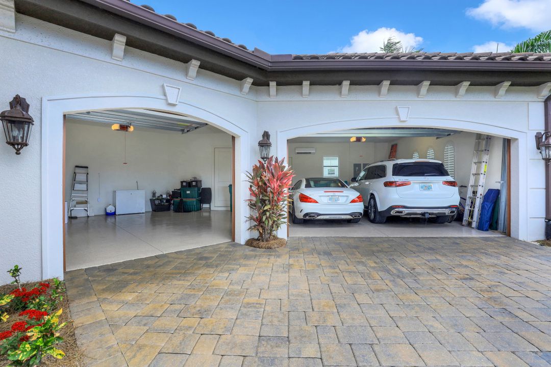 6587 Barbera Ln, Naples, FL 34113