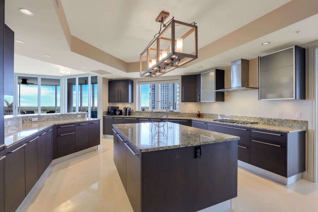 13675 Vanderbilt Dr #610, Naples, FL 34110