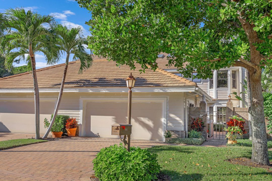 581 Gulf Park Dr, Naples, FL 34108