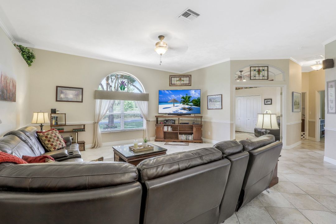 6705 Highland Pines Cir, Fort Myers, FL 33966