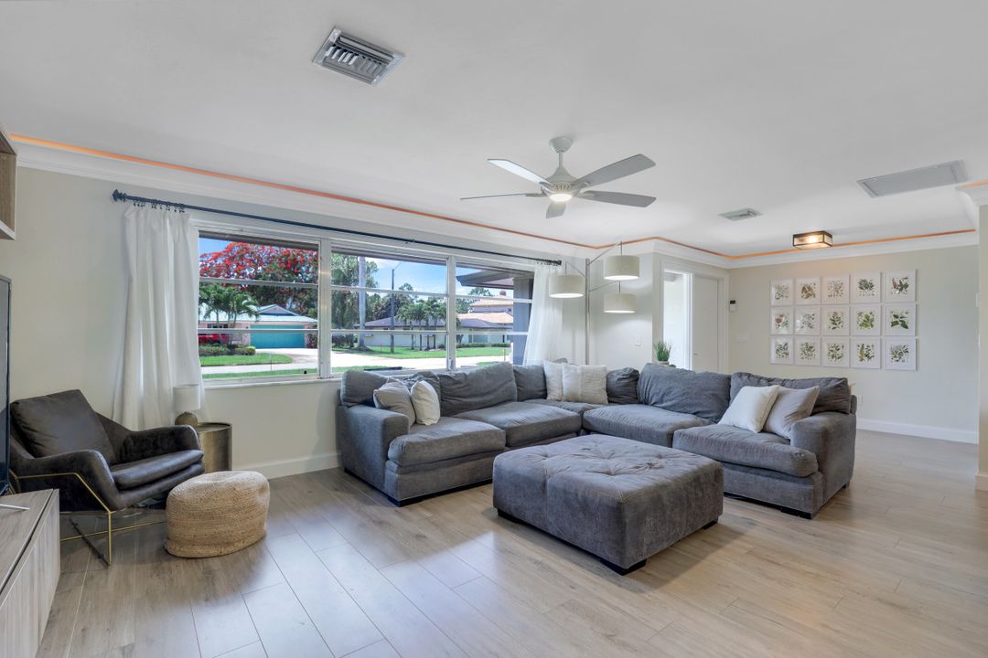 633 Cypress Way E, Naples, FL 34110