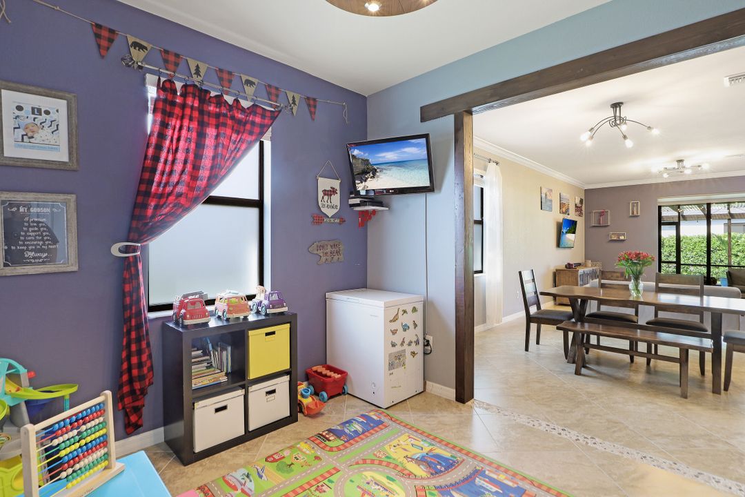 9231 Shadow Oak Ln, Naples, FL 34120