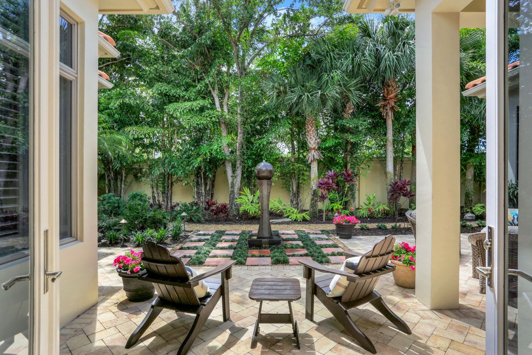 2086 Torino Way, Naples, FL 34105