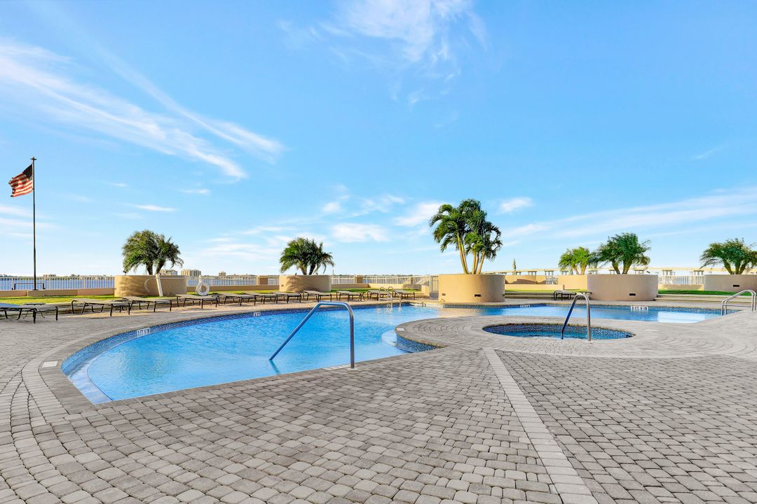 2090 W First St, Fort Myers, FL 33901