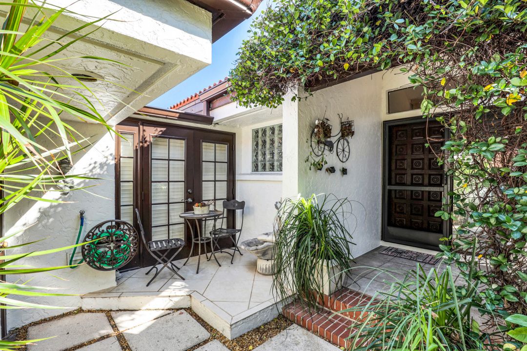 543 Bay Villas Ln, Naples, FL 34108