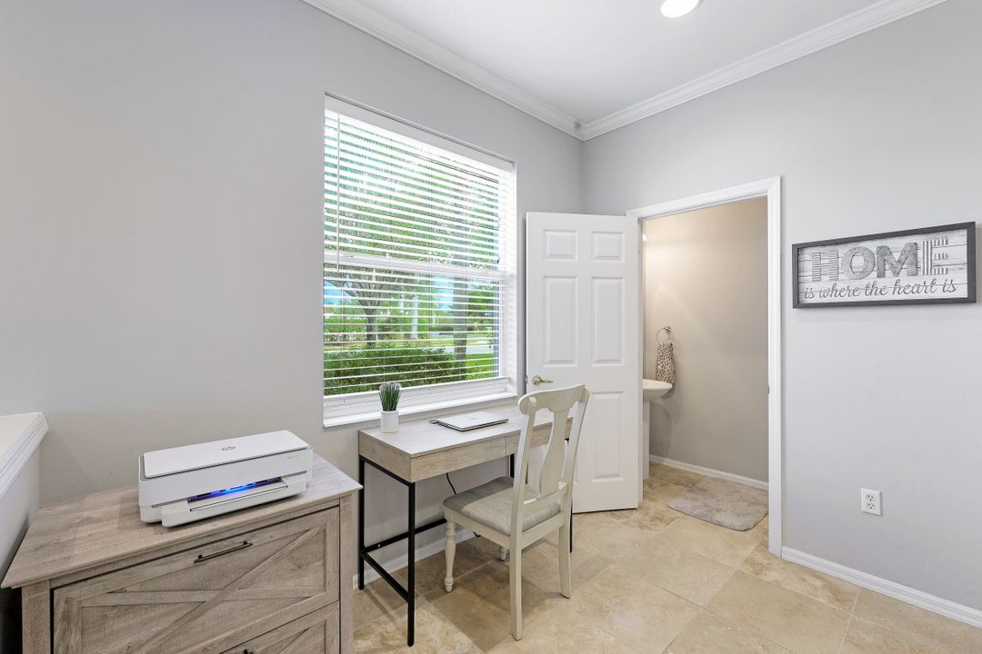 1084 Hampton Cir, Naples, FL 34105