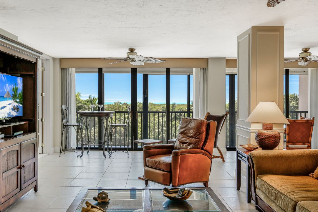 5601 Turtle Bay Dr #302, Naples, FL 34108