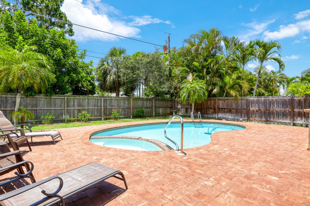 644 94th Ave N, Naples, FL 34108