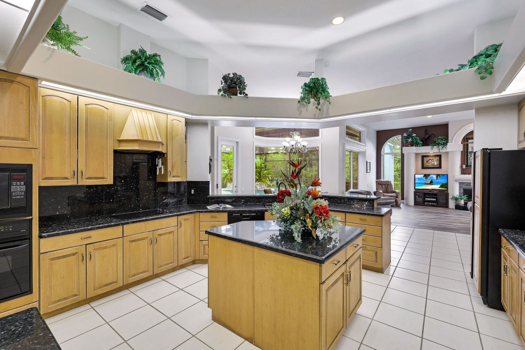 6881 Bottlebrush Ln, Naples, FL 34109