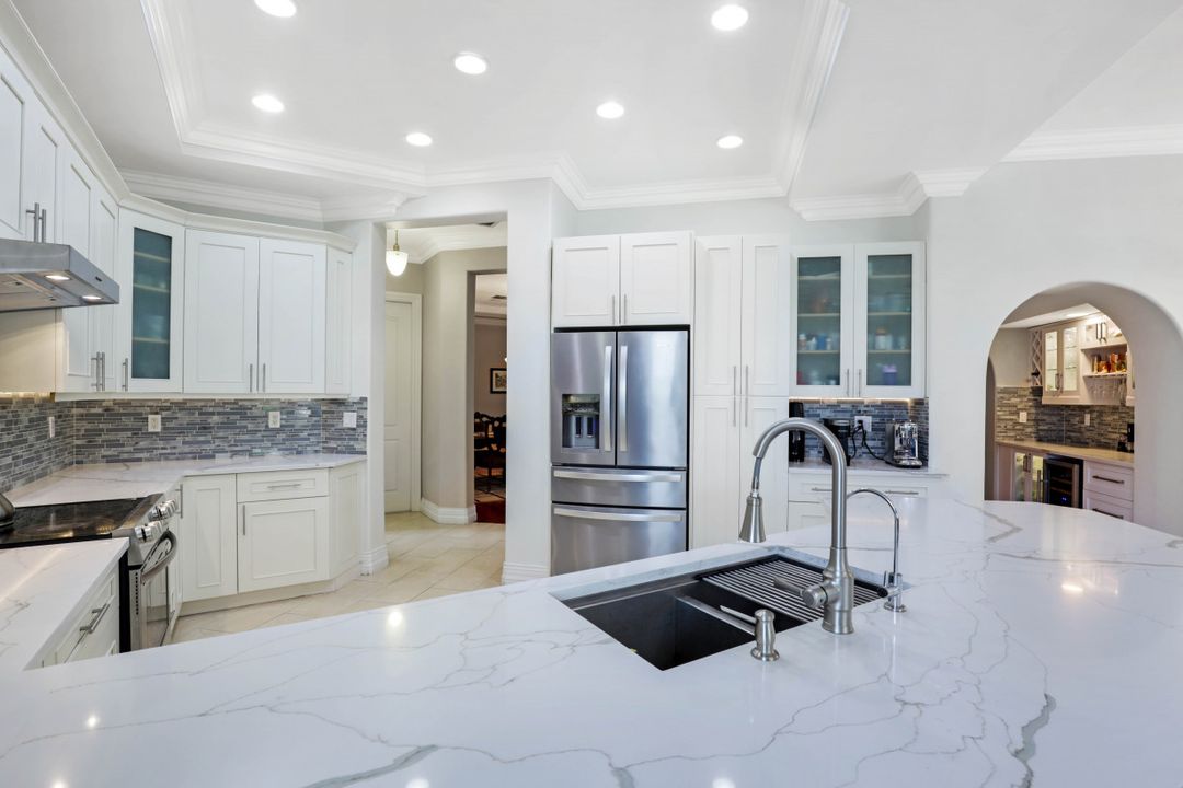 1434 Serrano Cir, Naples, FL 34105