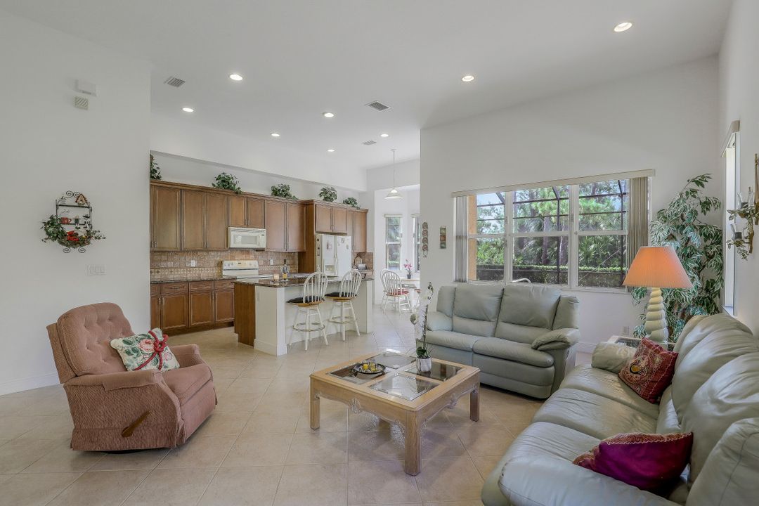 1985 Par Dr, Naples, FL 34120