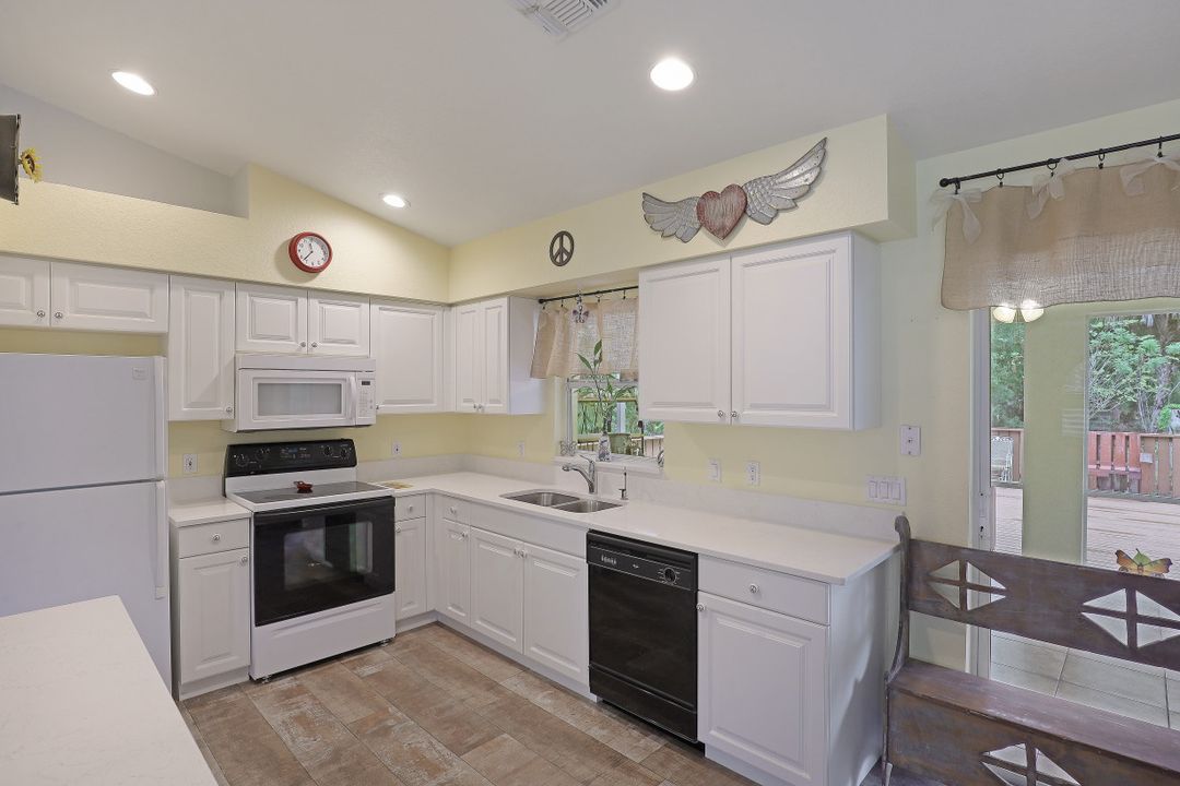 560 4th St NE, Naples, FL 34120