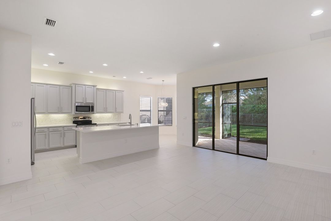 3171 Pacific Dr, Naples, FL 34119