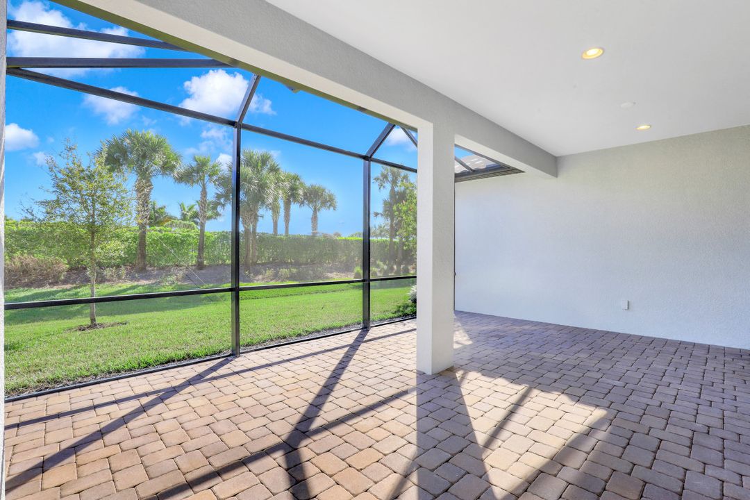 8458 Sevilla Ct, Naples, FL 34114