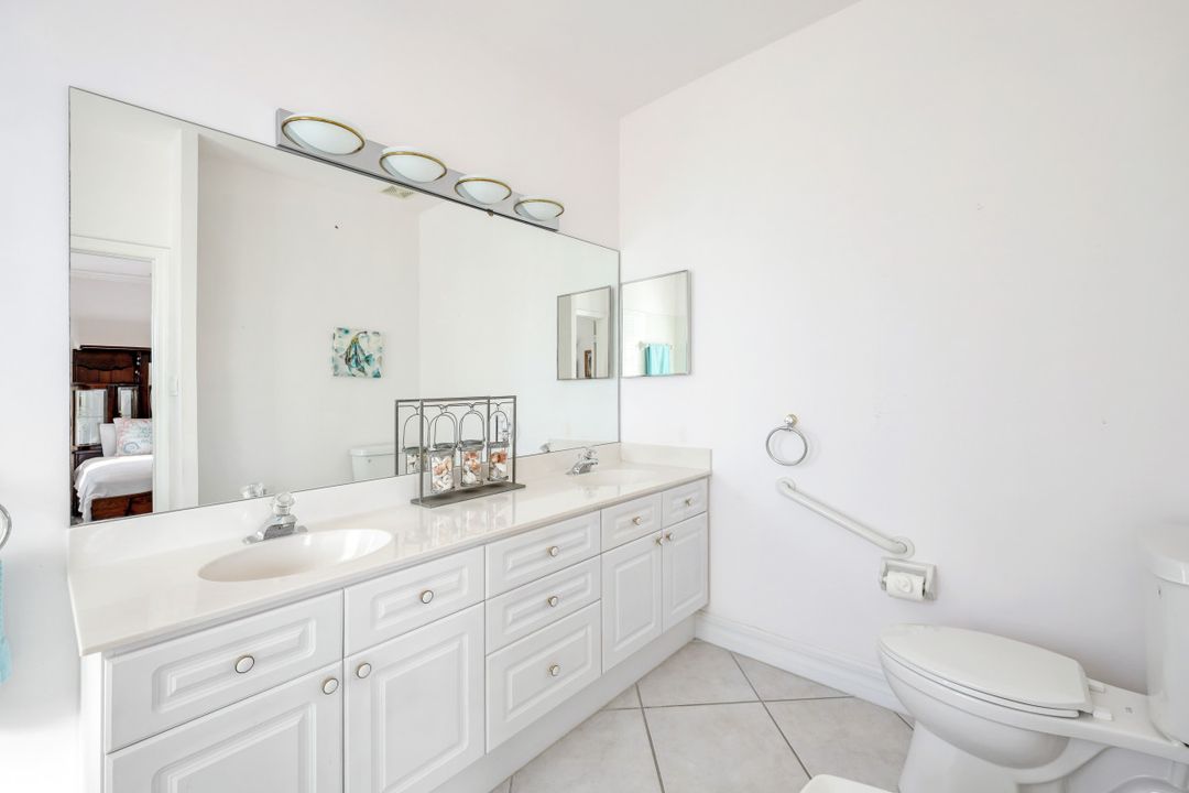 586 93rd Ave N, Naples, FL 34108