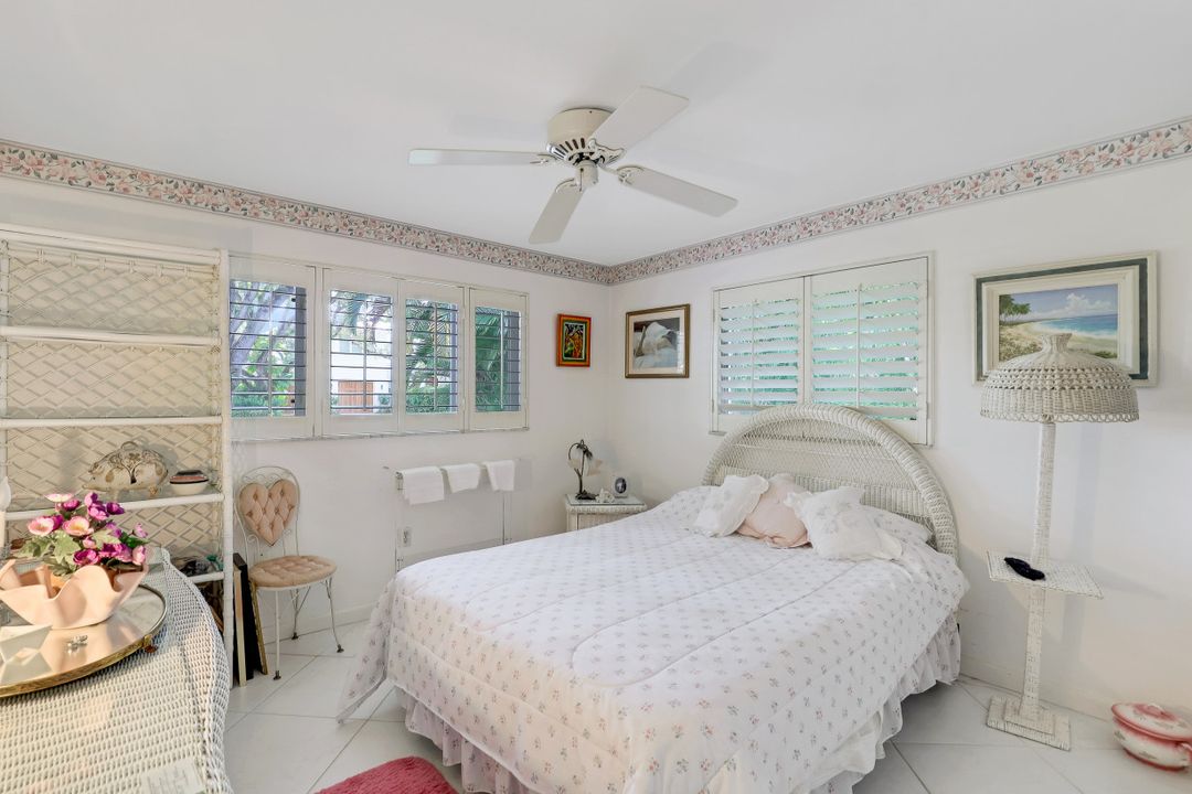 349 2nd Ave N, Naples, FL 34102