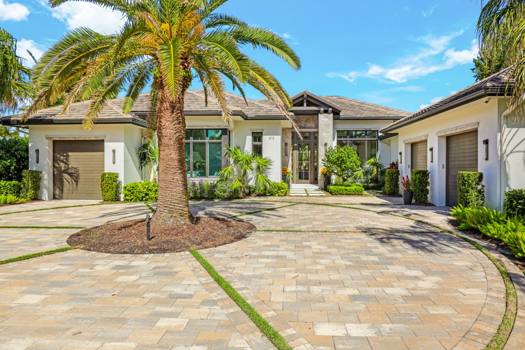 810 Bentwood Dr, Naples, FL 34108