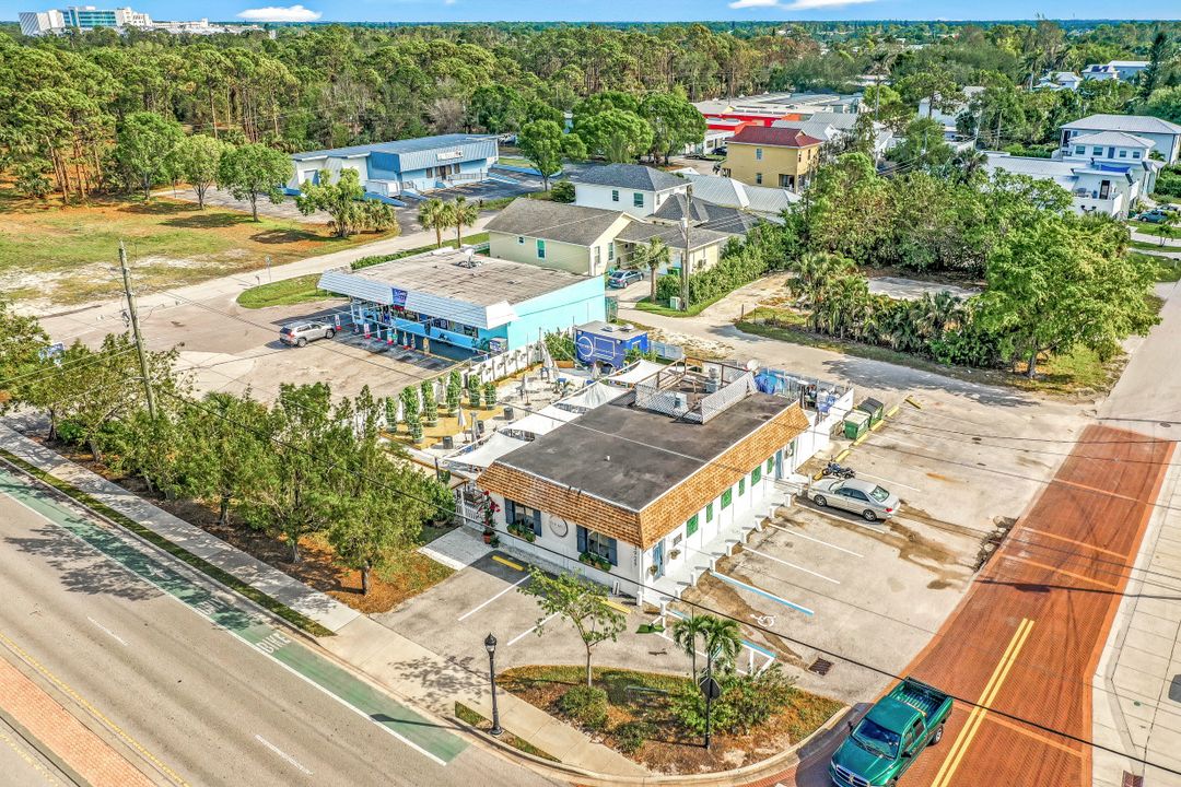 2631 Lakeview Dr, Naples, FL 34112