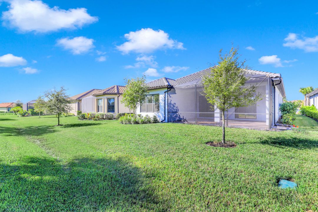 8458 Sevilla Ct, Naples, FL 34114