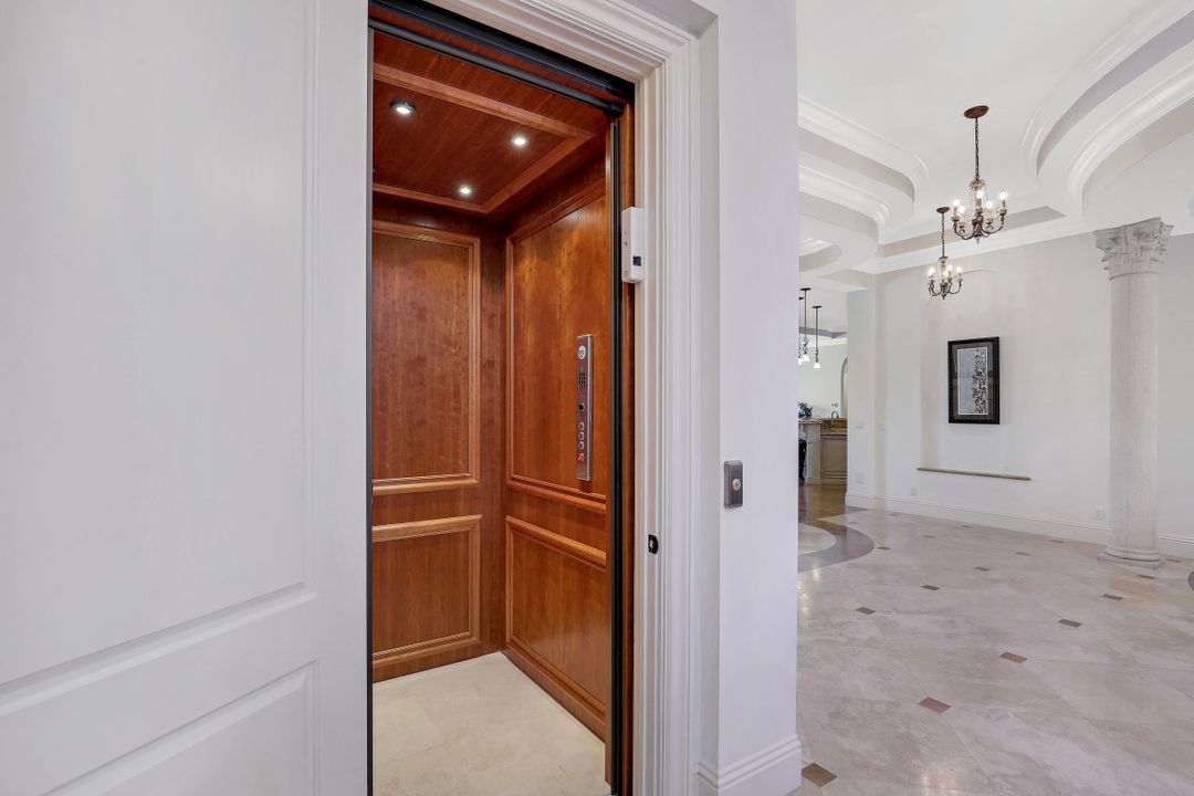 1940 6th St S, Naples, FL 34102