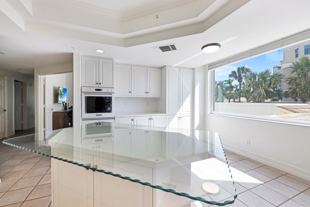 445 Dockside Dr ##201, Naples, FL 34110