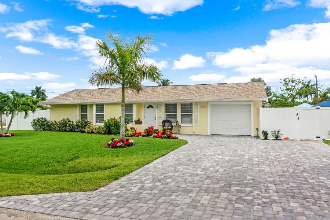 698 105th Ave N, Naples, FL 34108