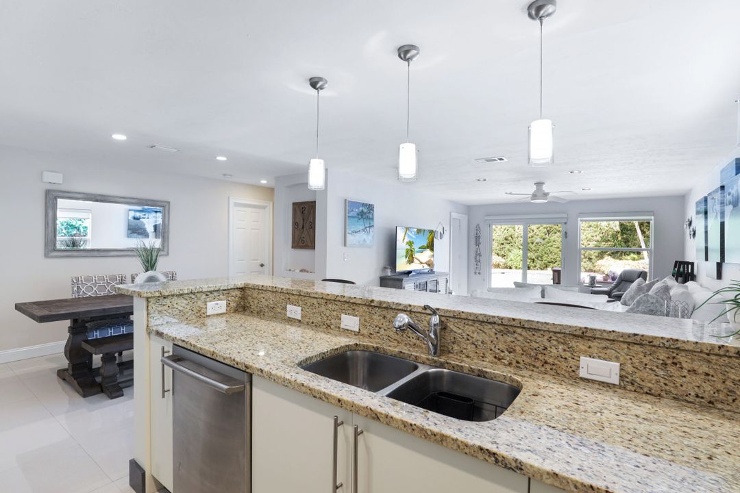 565 98th Ave N, Naples, FL 34108