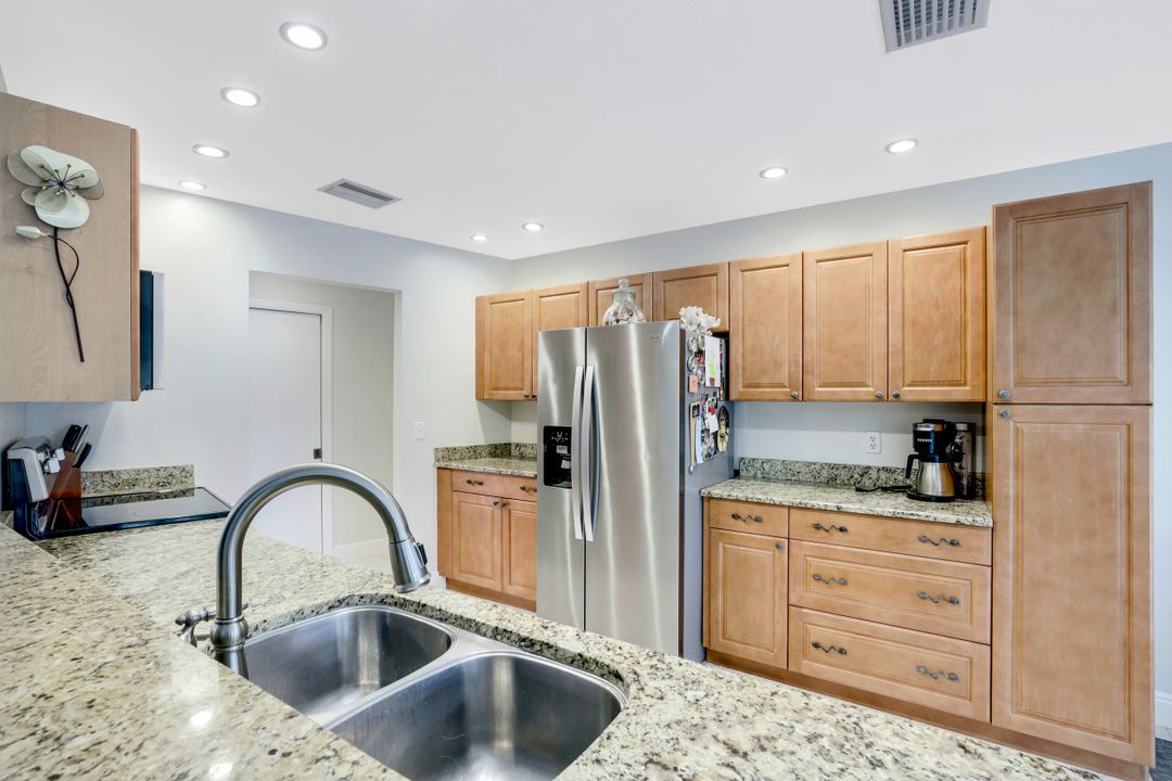 1941 Oakes Blvd, Naples, FL 34119