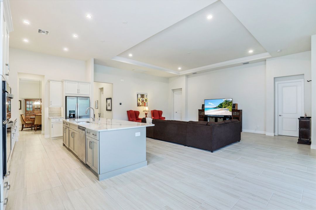 9003 Redonda Dr, Naples, FL 34114