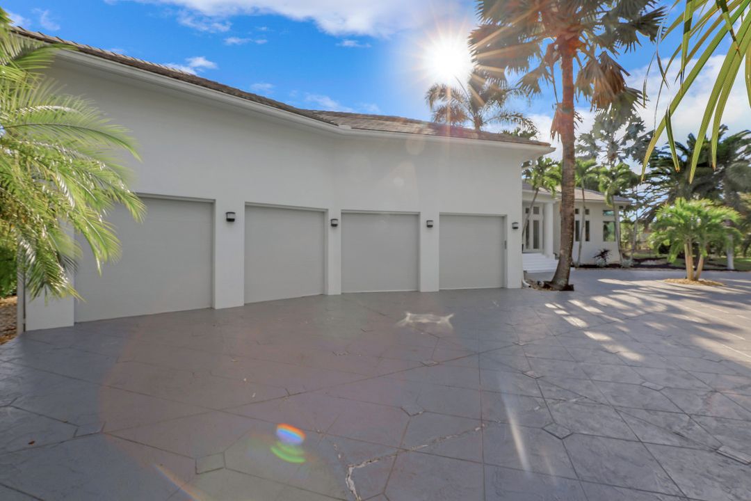 6262 Standing Oaks Ln, Naples, FL 34119