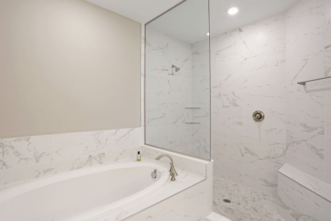 16379 Viansa Way, Naples, FL 34110