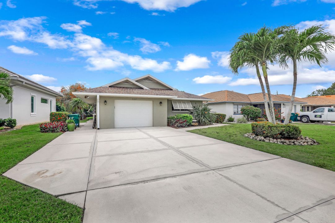 628 104th Ave N, Naples, FL 34108