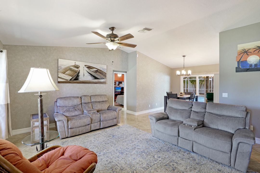 2208 Viscaya Pkwy, Cape Coral, FL 33990