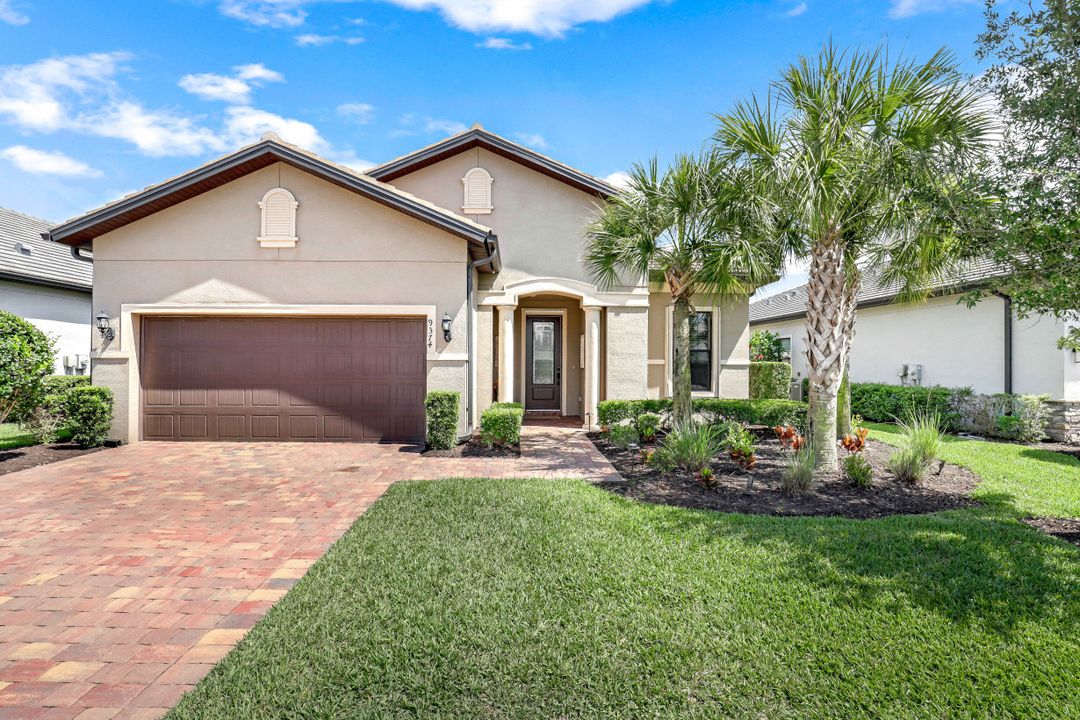 9374 Greyhawk Trl, Naples, FL 34120