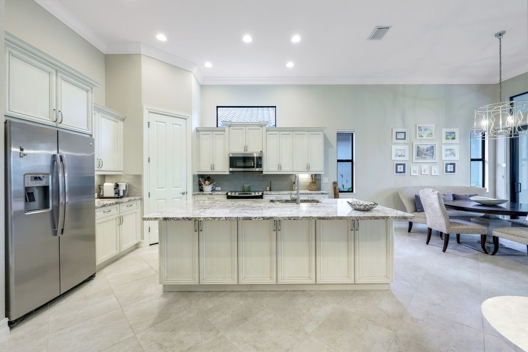 7375 Lantana Cir, Naples, FL 34119