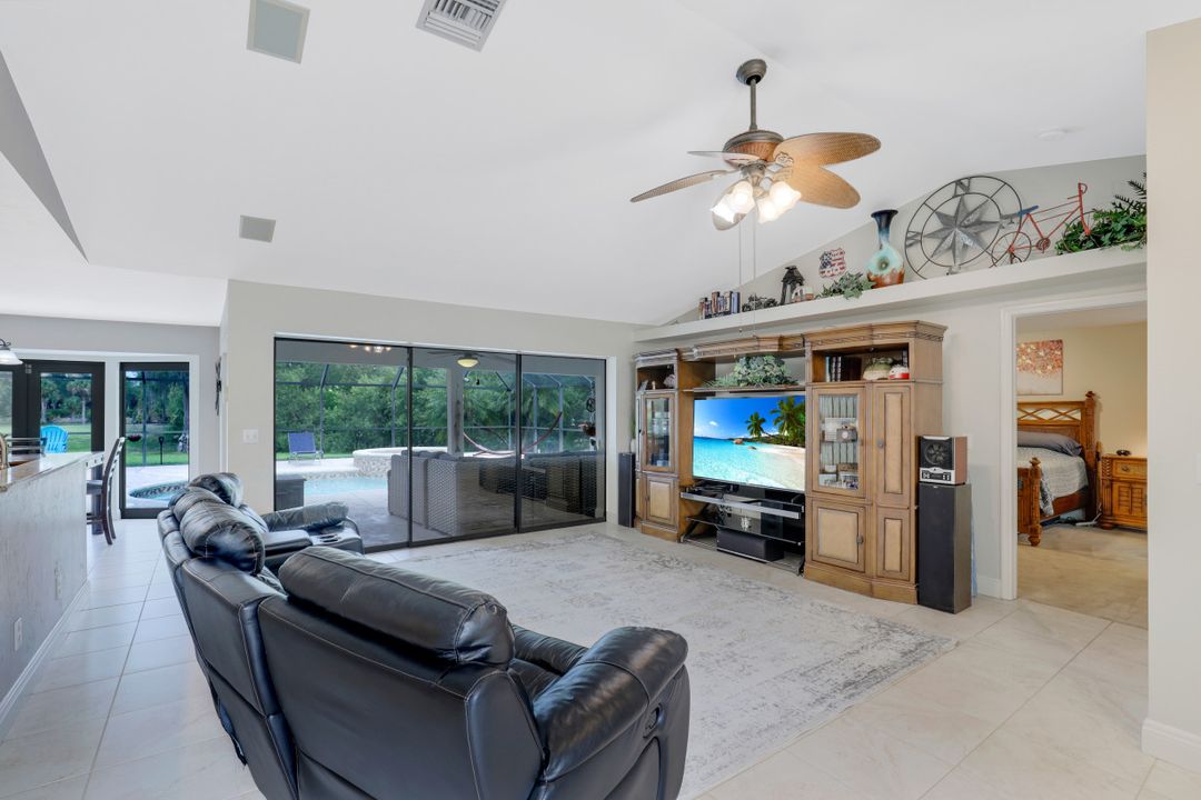 1941 Oakes Blvd, Naples, FL 34119