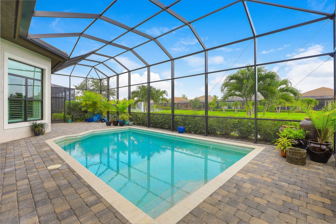 7450 Lantana Cir, Naples, FL 34119